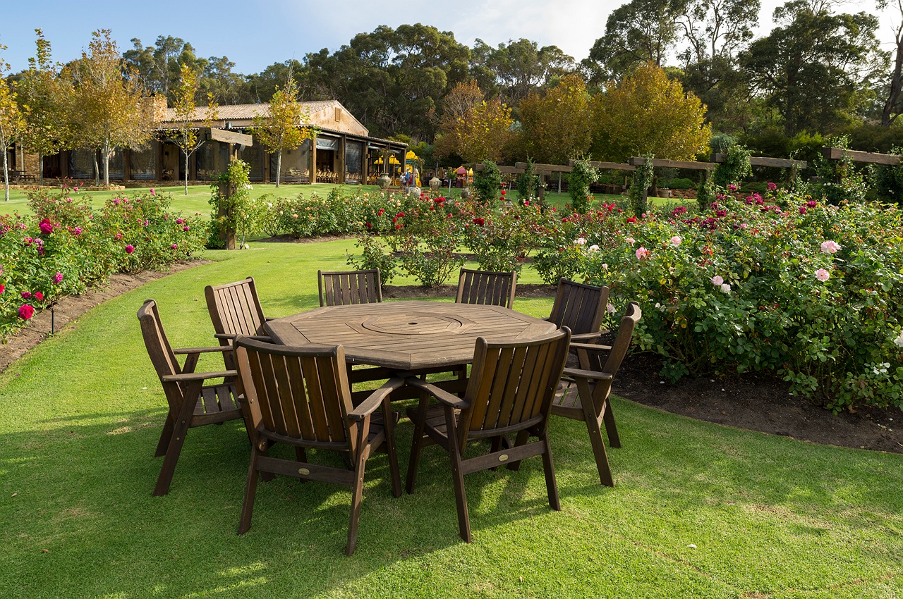 rose_garden_laurence_winery_table