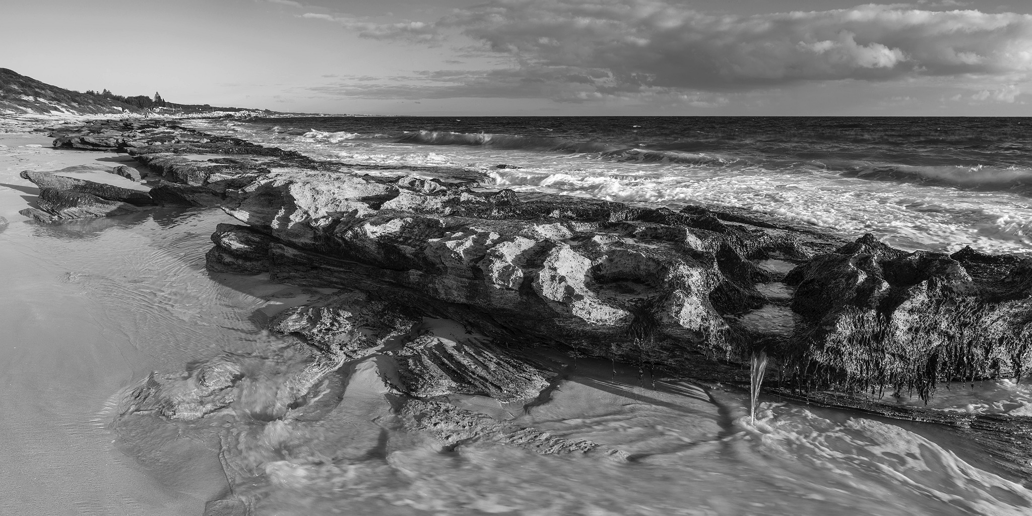 burns-beach-black-and-white