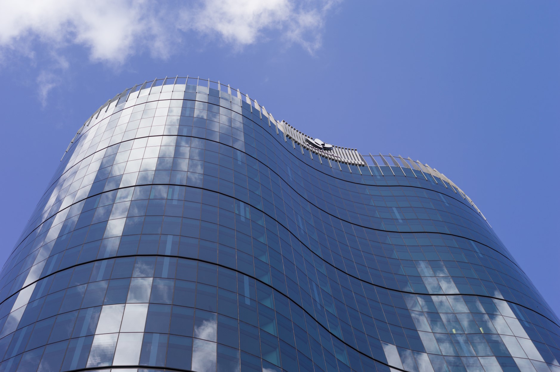 glass-reflection-cloud-sky-perth